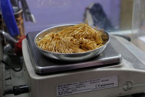 Обедневшие россияне начали продавать золото Обедневшие россияне начали продавать золото