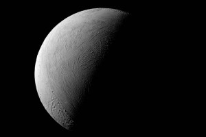 Полуосвещенный Энцелад поразил ученых Полуосвещенный Энцелад поразил ученых