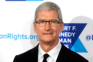 Глава Apple возмущен падением рубля Глава Apple возмущен падением рубля