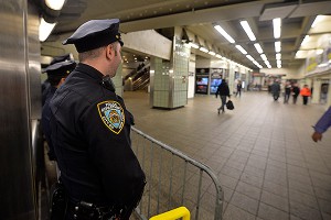 Психопат с мачете орудует в метро Нью-Йорка Психопат с мачете орудует в метро Нью-Йорка