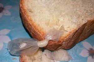 Пенсионеры нашли в хлебе презерватив Пенсионеры нашли в хлебе презерватив