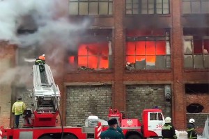Пожар под Москвой тушат два поезда и вертолет Пожар под Москвой тушат два поезда и вертолет
