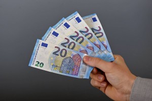 Швейцария раздаст гражданам по 2,5 тыс. евро Швейцария раздаст гражданам по 2,5 тыс. евро