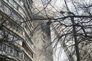 Москвич упал с балкона во время пожара Москвич упал с балкона во время пожара