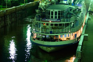 Прогулочный корабль затонул в Москве-реке Прогулочный корабль затонул в Москве-реке