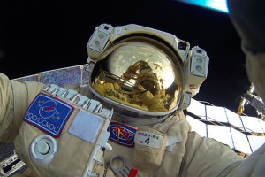 Россиянин сделал селфи в открытом космосе Россиянин сделал селфи в открытом космосе