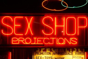 Продавщицу секс-шопа изнасиловали за минуту Продавщицу секс-шопа изнасиловали за минуту