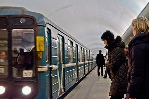 Поезд метро наехал на трех человек в Москве Поезд метро наехал на трех человек в Москве