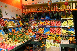 Киев делает фрукты из ЕС дороже на тысячу евро Киев делает фрукты из ЕС дороже на тысячу евро