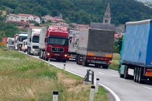 Украинцы оружием тормозят фуры из России Украинцы оружием тормозят фуры из России