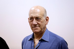 Экс-премьер Израиля сел в тюрьму Экс-премьер Израиля сел в тюрьму