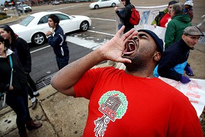 В США растет число бастующих рабочих В США растет число бастующих рабочих