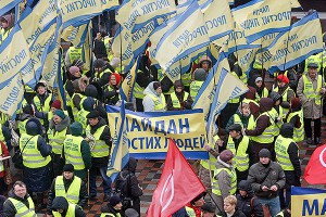 К зданию Рады привели кролика и петуха К зданию Рады привели кролика и петуха