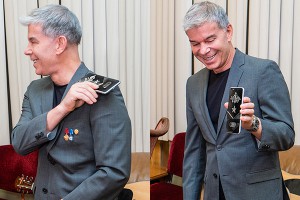 Газманов носит iPhone вместо погон Газманов носит iPhone вместо погон