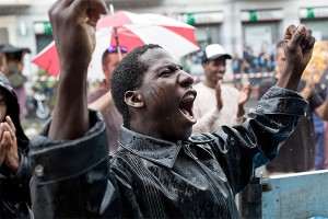 Голые негры учинили пьяную драку в бане Голые негры учинили пьяную драку в бане