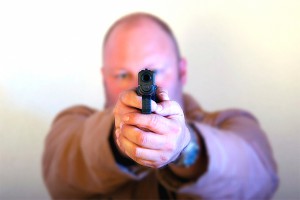 Москвич обстрелял прохожих из окна Москвич обстрелял прохожих из окна