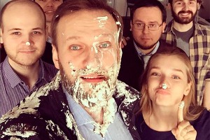 Навальный пожаловался на клоунов с тортами Навальный пожаловался на клоунов с тортами