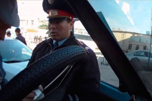 Водитель избил себя в машине ДПС (видео) Водитель избил себя в машине ДПС (видео)