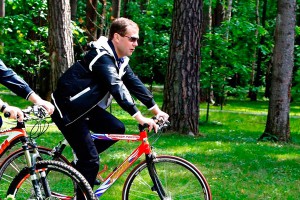 Медведев катается на специальном велосипеде Медведев катается на специальном велосипеде