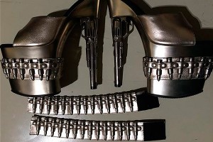 Туфли-пистолеты напугали работников аэропорта Туфли-пистолеты напугали работников аэропорта