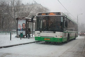 Москвичи выталкивали автобус из снежного плена Москвичи выталкивали автобус из снежного плена
