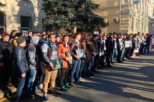 Москвичи снова пикетируют посольство Украины Москвичи снова пикетируют посольство Украины