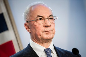 Азаров предложил Яценюку поменяться местами Азаров предложил Яценюку поменяться местами