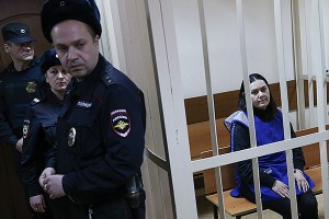 Буйную няню-убийцу связывают в психушке Буйную няню-убийцу связывают в психушке