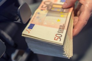 Мужчина в инвалидном кресле ограбил банк Мужчина в инвалидном кресле ограбил банк