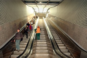 Блондинка застряла в эскалаторе метро Блондинка застряла в эскалаторе метро