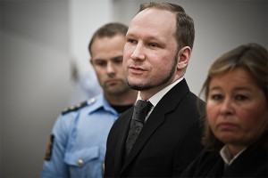 Брейвик поприветствовал суд нацистским жестом Брейвик поприветствовал суд нацистским жестом