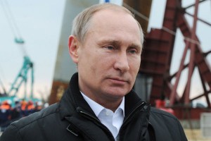 Путин позвонил из Крыма на Васильевский спуск Путин позвонил из Крыма на Васильевский спуск