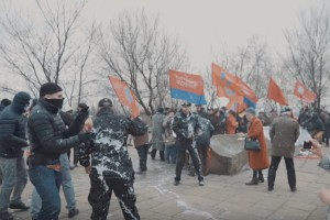 Пенсионеры избили боевиков "Азова" Пенсионеры избили боевиков "Азова"