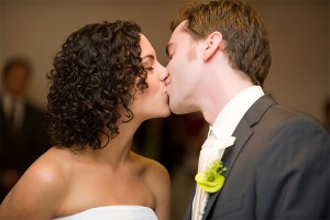 Почему люди закрывают глаза при поцелуе Почему люди закрывают глаза при поцелуе