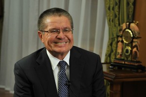 Шохин подарил Улюкаеву счетную машинку Шохин подарил Улюкаеву счетную машинку