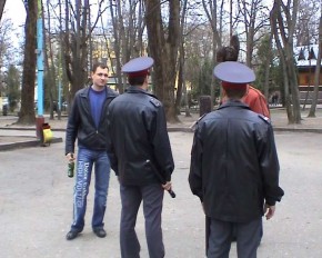 Брянские милиционеры взялись за любителей выпить на улицах города