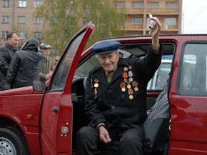 Брянским ветеранам вручили машины Фото пресс-службы администрации Брянской области