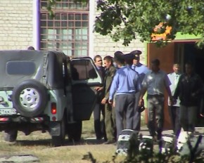 Вооруженный слесарь захватил котельную и взял в заложники коллег Неудавшийся слесарь-террорист под конвоем