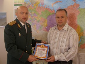 Предпринимателя наградили почетной грамотой УФСКН