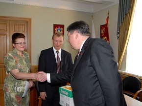 Губернатор передал проект бюджета в Думу Фото пресс-службы администрации Брянской области