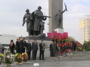 Второй год на праздник города приглашают духовой оркестр и роту почётного караула Фото: Алексей Рогалев
