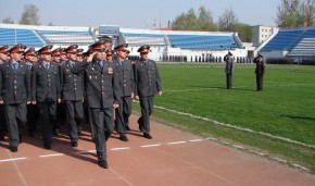 Милиционеры промаршировали по стадиону