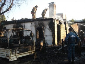 В поселке Октябрьском Бежицкого района Брянска произошел сильный пожар Фото пресс-службы ГУ МЧС РФ по Брянской области
