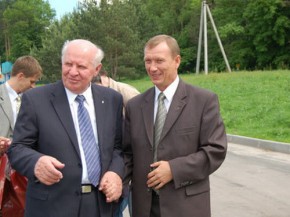 Егор Строев посетил Брянщину Егор Строев и Николай Денин держатся за руки