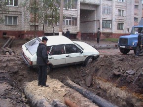 Машина упала в строительную канаву Фото пресс-службы ГИБДД по Брянской области