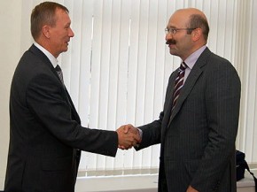 Администрация Брянской области и "Внешторгбанк 24" подписали соглашение Губернатор Брянской области Николай Денин и президент-председатель Правления Внешторгбанка 24 Михаил Задорнов