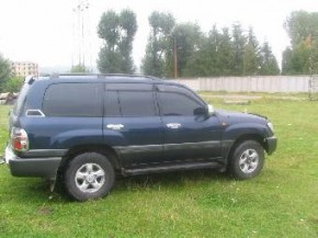 Неизвестные напали на депутата горсовета и отобрали машину Toyota Landcruiser