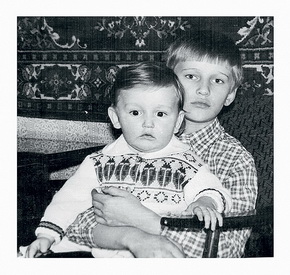 Алексей и Олег (сидит на коленях) Навальные