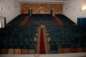 Пустой зал ДК Медведева во время «праздника для детей».